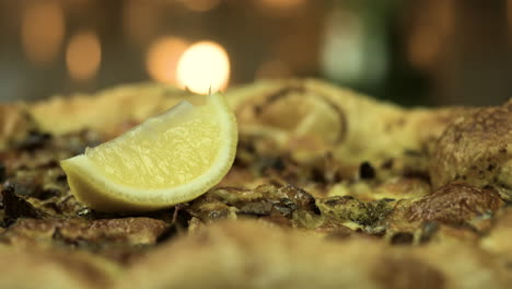 Nahaufnahme-Von-Frisch-Zubereiteter-Zitronenpizza-Mit-Kerzenlichthintergrund-4k