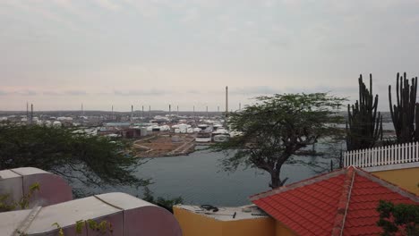 Blick-Auf-Die-Curacao-Raffinerie-Vom-Dach-Des-Fort-Nassau