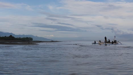 Balinesischer-Fischer-Auf-Boot-Auf-See-In-Bali