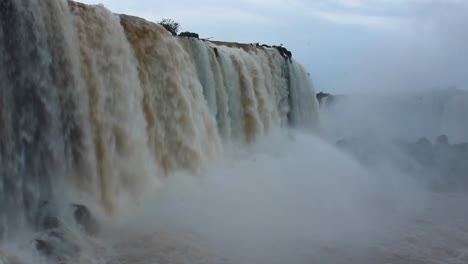 Tonnen-Wasser-Stürzen-Die-Iguazu-fälle-Zwischen-Brasilien-Und-Argentinien-Hinunter