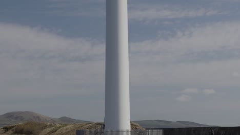 Windkraftanlage-Auf-Brachfläche-Neben-Gewerbegebiet