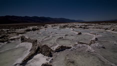 Zurückziehen,-Zeitrafferschwenk-Von-Salzkristallformationen-Und-Salzwasserbecken-Im-Mondlicht