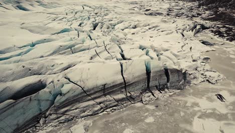 Lengua-Glaciar-En-Islandia-Filmada-Por-Drones-Con-Diferentes-Movimientos-Cinematográficos,-Mostrando-Un-Concepto-Turbio-Y-Dramático-En-Condiciones-Invernales