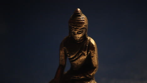 Estatua-De-Buda-Meditando-En-Relajación-Pacífica-02