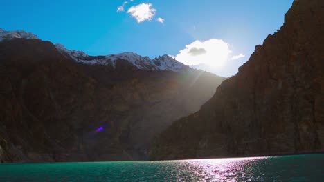 Magnífico-Lago-Azul-Rodeado-De-Montañas-Cubiertas-De-Nieve,-La-Vista-Más-Espectacular-De-La-Montaña-Con-Lago