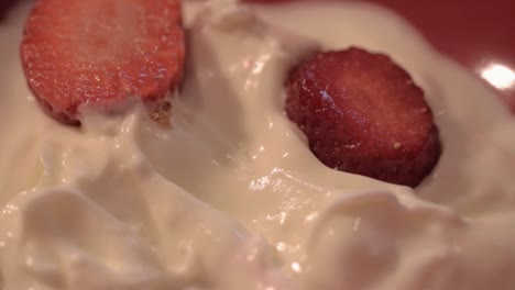 Sliced-strawberry-in-creamy-yoghurt