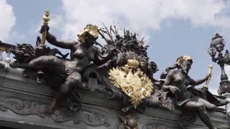 Zeitlupe:-Beeindruckende-Statue-Schmückt-Brücke-In-Paris,-Frankreich