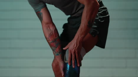 Athletischer-Mann-Legt-Prostetisches-Bein-In-Slowmotion-Steht-Und-Ist-Bereit-Für-Sportliche-Aktivität
