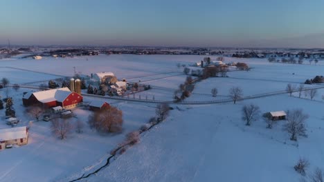Luftaufnahme-Des-Sonnenaufgangs-Am-Frühen-Morgen-Nach-Einem-Schneefall-In-Der-Amischen-Landschaft-Als-Senn-By-S-Drone
