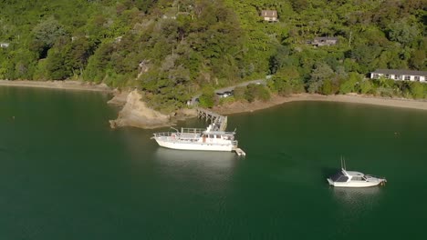 Boote,-Die-Im-Sommer-In-Marlborough-Sounds,-Neuseeland,-In-Der-Bucht-Am-Strand-Angedockt-Sind