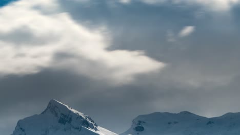 Las-Nubes-Pasan-Muy-Rápido-Sobre-La-Cima-De-Una-Montaña-En-Suiza
