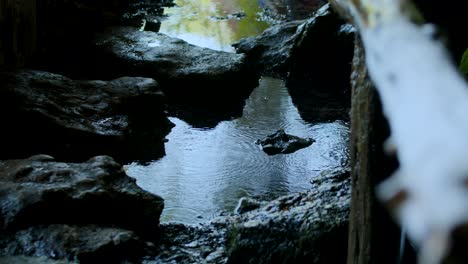 Wasser-Tropft-In-Pfützen-In-Der-Grotte