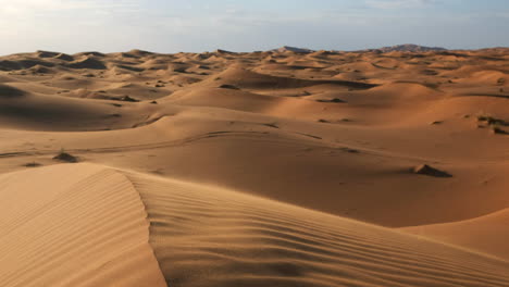 Sand-Weht-In-Der-Sahara-Wüste-In-Der-Nähe-Von-Merzouga,-Marokko