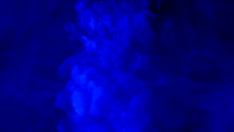 Eine-Rauchige-Blaue-Tintentropfenwolkenkollision-Für-Einen-Dunklen-Abstrakten-Hintergrund-In-Zeitlupe