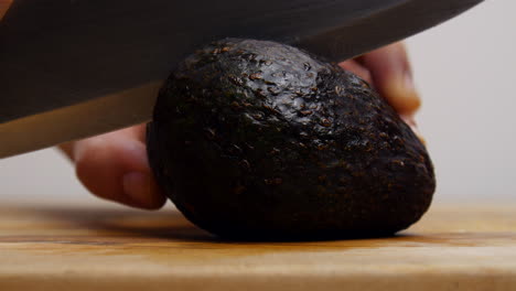 Person-cutting-open-an-avocado