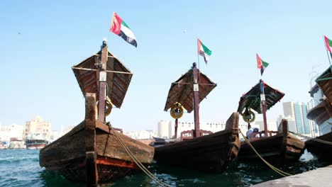 Traditionelles,-Ikonisches-Abra-Boot-Im-Berühmten-Dubai-Creek-In-4k-Auflösung