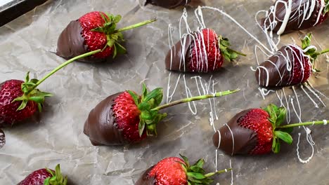 Nieselregendes-Tablett-Mit-In-Schokolade-Getauchten-Erdbeeren-Mit-Weißer-Schokolade