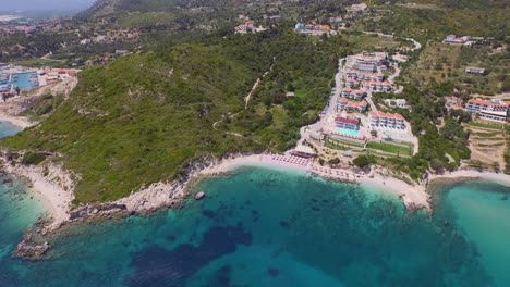 Un-Resort-Solo-Para-Adultos-Ubicado-En-La-Playa-De-Samos