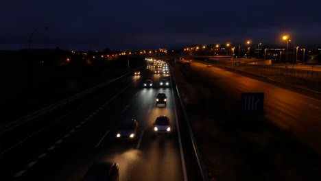 Una-Toma-Desde-Un-Puente-Sobre-La-Autopista-Del-Tráfico-Que-Ingresa-A-La-Ciudad-Antes-Del-Amanecer