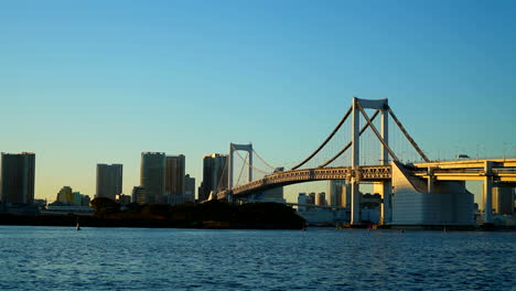 Tokio-Japón---Alrededor-De-Lapso-De-Tiempo-Sobre-La-Bahía-De-Tokio-Mirando-Hacia-El-Puente-Del-Arco-Iris-Cerca-De-La-Puesta-Del-Sol