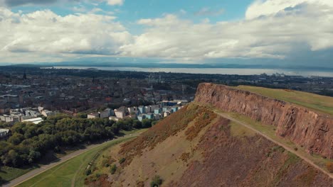Kleiner-Berg-In-Der-Nähe-Der-Stadt-Edinburgh-Namens-Arthur&#39;s-Seat-Im-Holyrood-Park