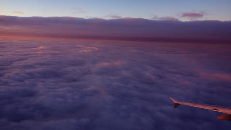 Sonnenaufgang-über-Den-Wolken-Mit-Blick-Auf-Die-Flugzeugtragfläche