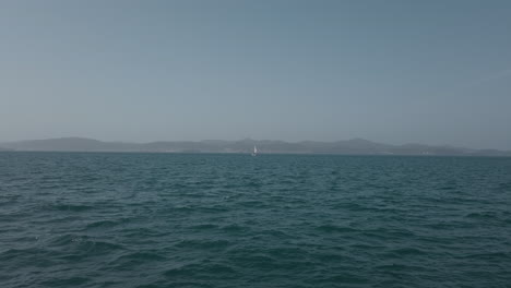 Segelboot-überquert-Den-Rahmen,-Während-Es-über-Die-Adria-Zwischen-Den-Inseln-Kroatiens-Segelt