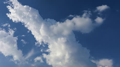 4K-Zeitraffer-Von-Sehr-Weißen-Wolken,-Die-Sich-Auf-Interessante-Weise-Vor-Einem-Stark-Blauen-Himmelshintergrund-Bewegen