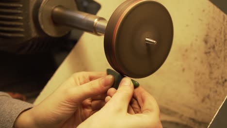 Polishing-greenstone-from-New-Zealand-with-disc-polisher