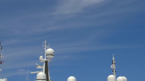 Blick-Auf-Die-Radargeräte-Einer-Yacht-In-Einem-Jachthafen
