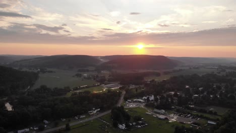 Absteigende-Luftaufnahme-Des-Sonnenuntergangs-In-Einer-Stadt-In-Maine,-Vereinigte-Staaten-Von-Amerika