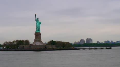 Ein-Schuss-Der-Freiheitsstatue-Von-Der-Ellis-Island-fähre-In-New-York-City