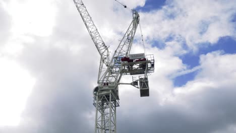 Building-Crane-at-Millbank-Place-with-clouds-going-past,-London,-UK