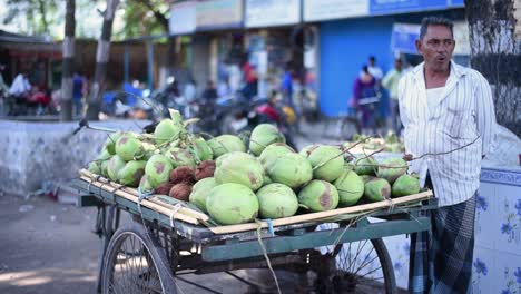 Indischer-Straßenhändler,-Der-An-Heißen-Sommertagen-Kokosnuss-Am-Straßenrand-Verkauft