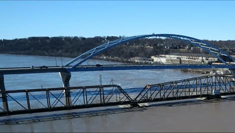 Amelia-Earhart-Bridge-Von-Missouri-Nach-Kansas-über-Den-Missouri-River