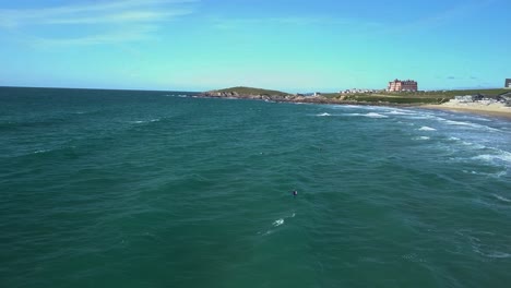 Surfer-Bereiten-Sich-Darauf-Vor,-In-Cornwall-Eine-Welle-Zu-Erwischen