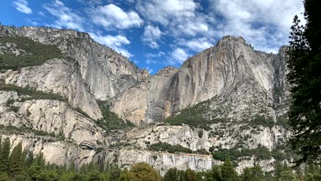 HD-Zeitraffervideo-Von-Sich-Schnell-Bewegenden-Wolken,-Die-über-Die-Zeitlosen-Berge-Des-Yosemite-Nationalparks-In-Kalifornien-Fegen