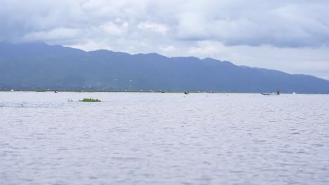 Bootsfahrt-über-Den-Inle-See,-Myanmar-Bei-Bewölkung