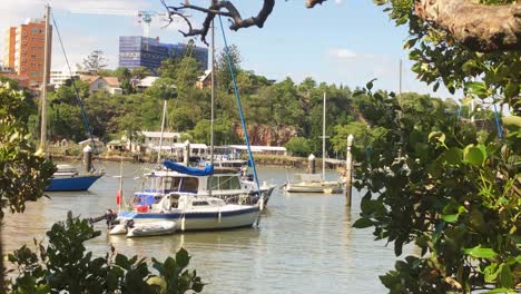 Ein-Boot-Schaukelt-Im-Brisbane-River
