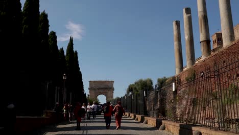 Toma-Panorámica-De-Turistas-Deambulando-Por-El-Coliseo-En-Roma,-Italia