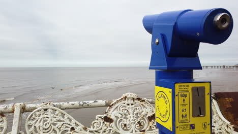 Ein-Sprechendes-Teleskop-Mit-Blick-Auf-Die-Strandpromenade-Von-Blackpool
