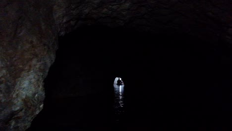 Kajakfahren-In-Unterirdischen-Höhlen-In-Slowenien