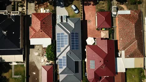 Sonnenkollektoren-Auf-Dem-Dach-Des-Energiesparhauses