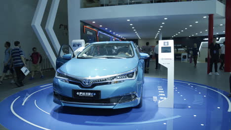 2020-Toyota-Corolla-Híbrido-Azul-En-El-Salón-Del-Automóvil-Internacional-2019-En-Shenzhen,-China