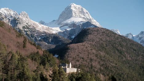 Conduciendo-Por-Eslovenia-En-El-Parque-Nacional-Triglav-Mirando-Los-Alpes-Julianos-Y-La-Montaña-Mangart
