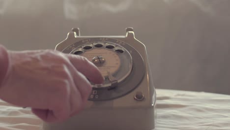 Wählen-Einer-Nummer-Auf-Einem-Vintage-Telefon