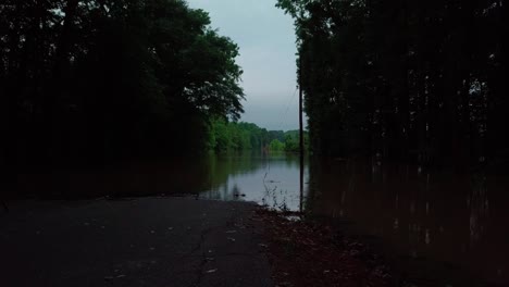 Erhebt-Sich-Durch-Die-Bäume-Von-Der-überfluteten-Straße,-Um-Die-Historische-Überschwemmung-Des-Arkansas-River-2019-Zu-Enthüllen