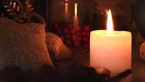 Entspannende-Hintergrundaufnahme-Eines-Kräuterteeladens-Mit-Kerzen-Mit-Flackernden-Flammen,-Kräutern,-Gläsern-Und-Kleinen-Beuteln