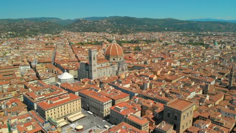 Aerial-of-Florence-and-its-Cathedral---Santa-Maria-Del-Fiori,-in-Italy