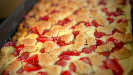 Fresh-Strawberry-cake-on-the-plate
